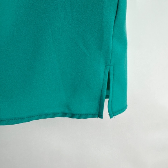 La Mode Women’s Size Medium Green V Neck Slit Sleeve Lightweight Casual Blouse - Picture 3 of 7